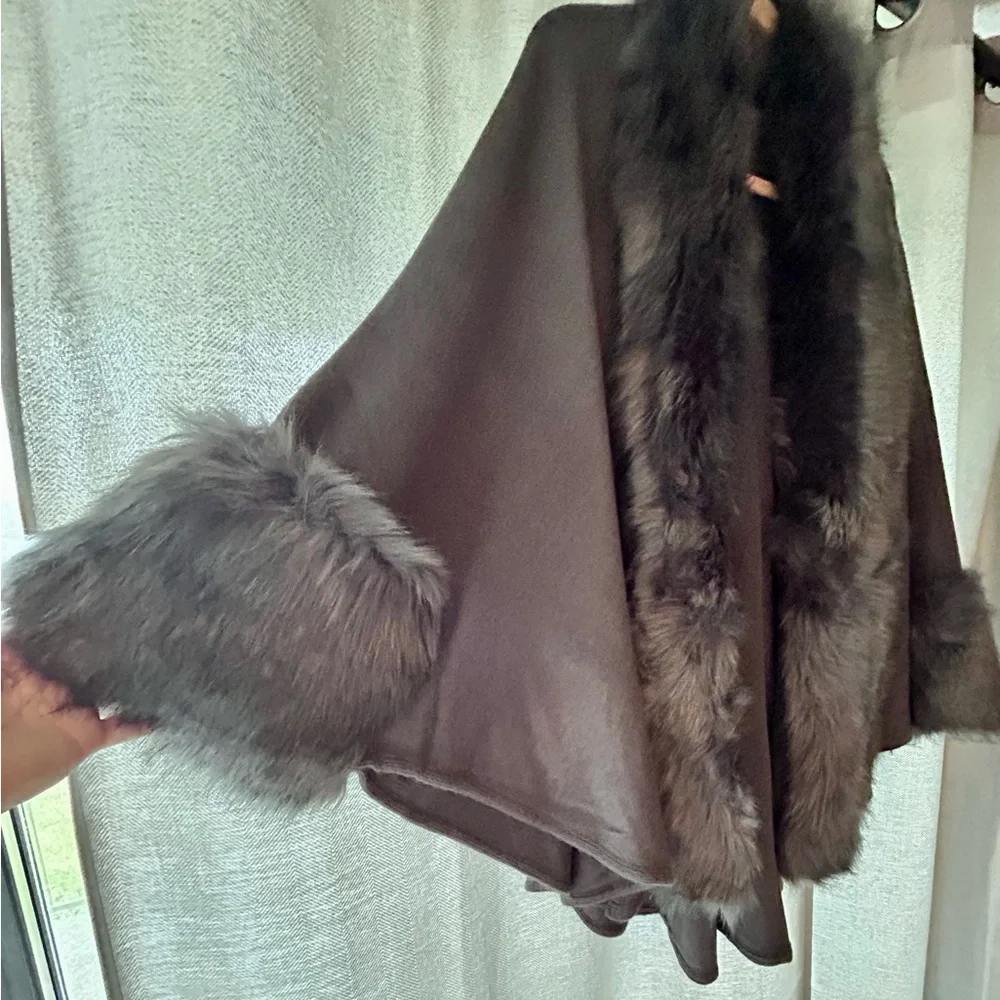Chic Faux Fur-Trimmed Women's Poncho - Picture 4 of 4